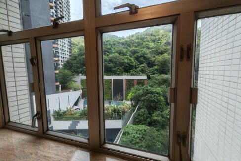 0BB8FEE7-17B3-424A-95F0-E5B3A9E5F909