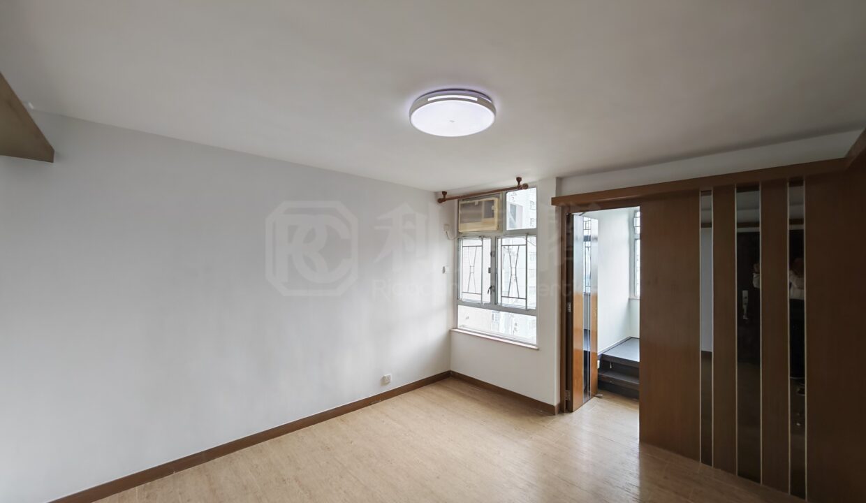 e9792786-bc87-453d-9a0c-1a639bf235e6.jpeg